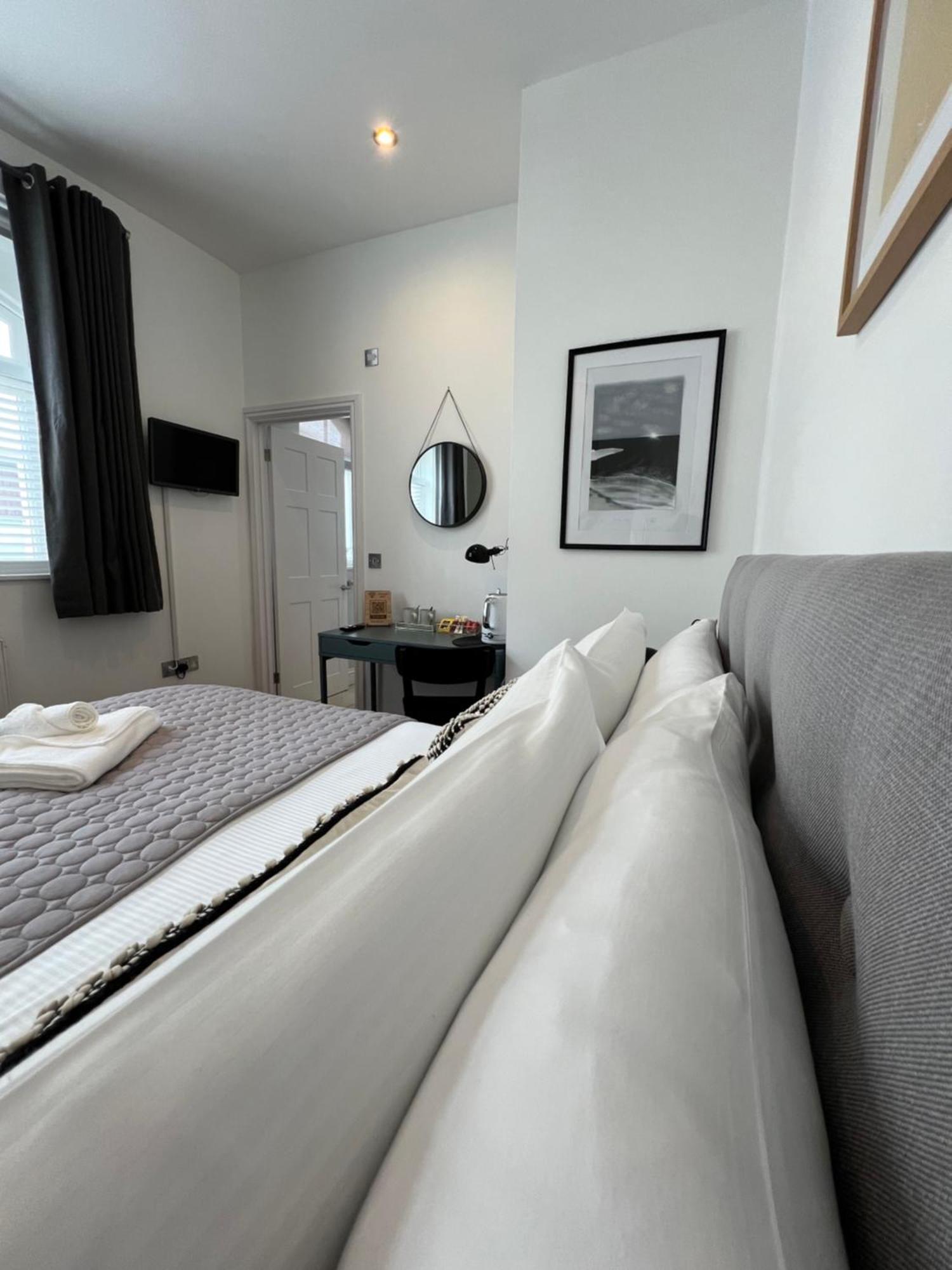 Private Double Room With Ensuite, No Breakfast, Truro City Centre Extérieur photo